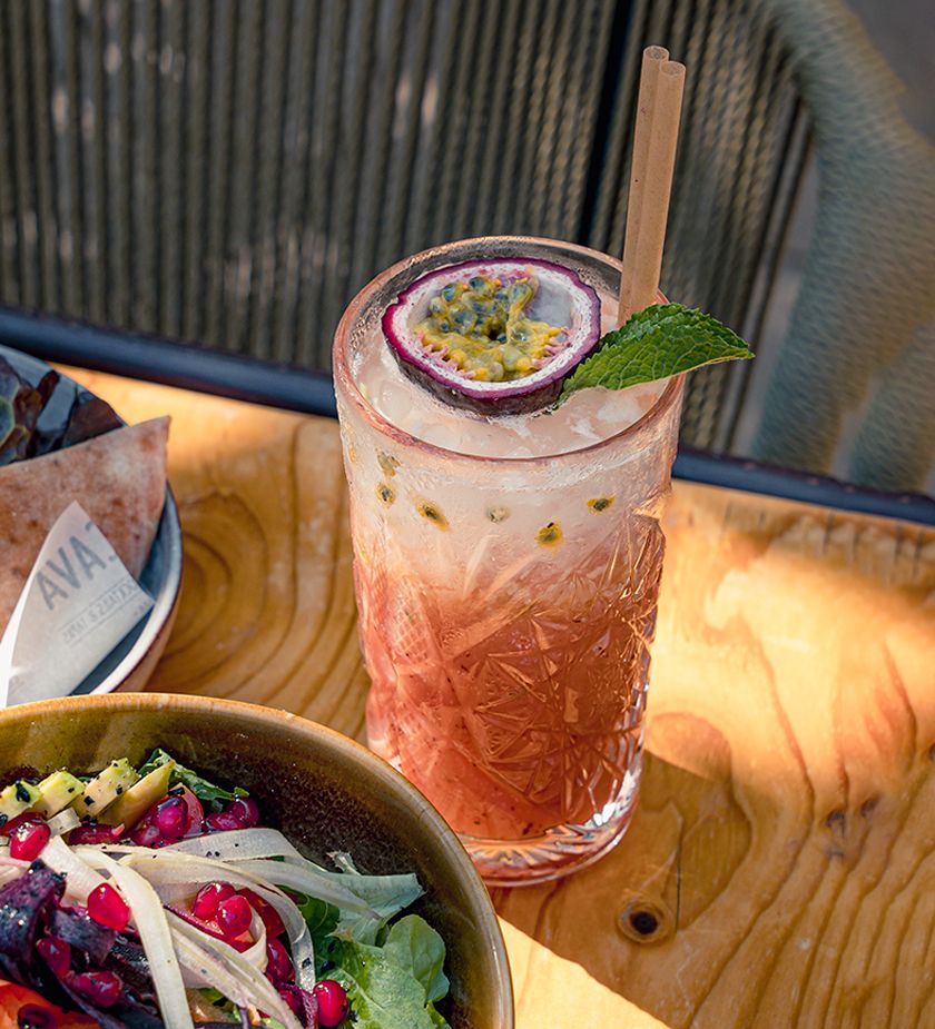 Coctel acompañando una ensalada en La Cava Ibiza